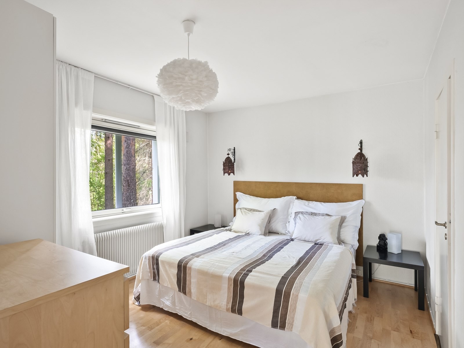 Romslig soverom med parkett gulv, malte vegger og malt tak. Det er montert garderobeskap på soverommet. Videre er det inngang til en praktisk bod med skyvedørsgarderobe og hylleløsninger. Galleribilde