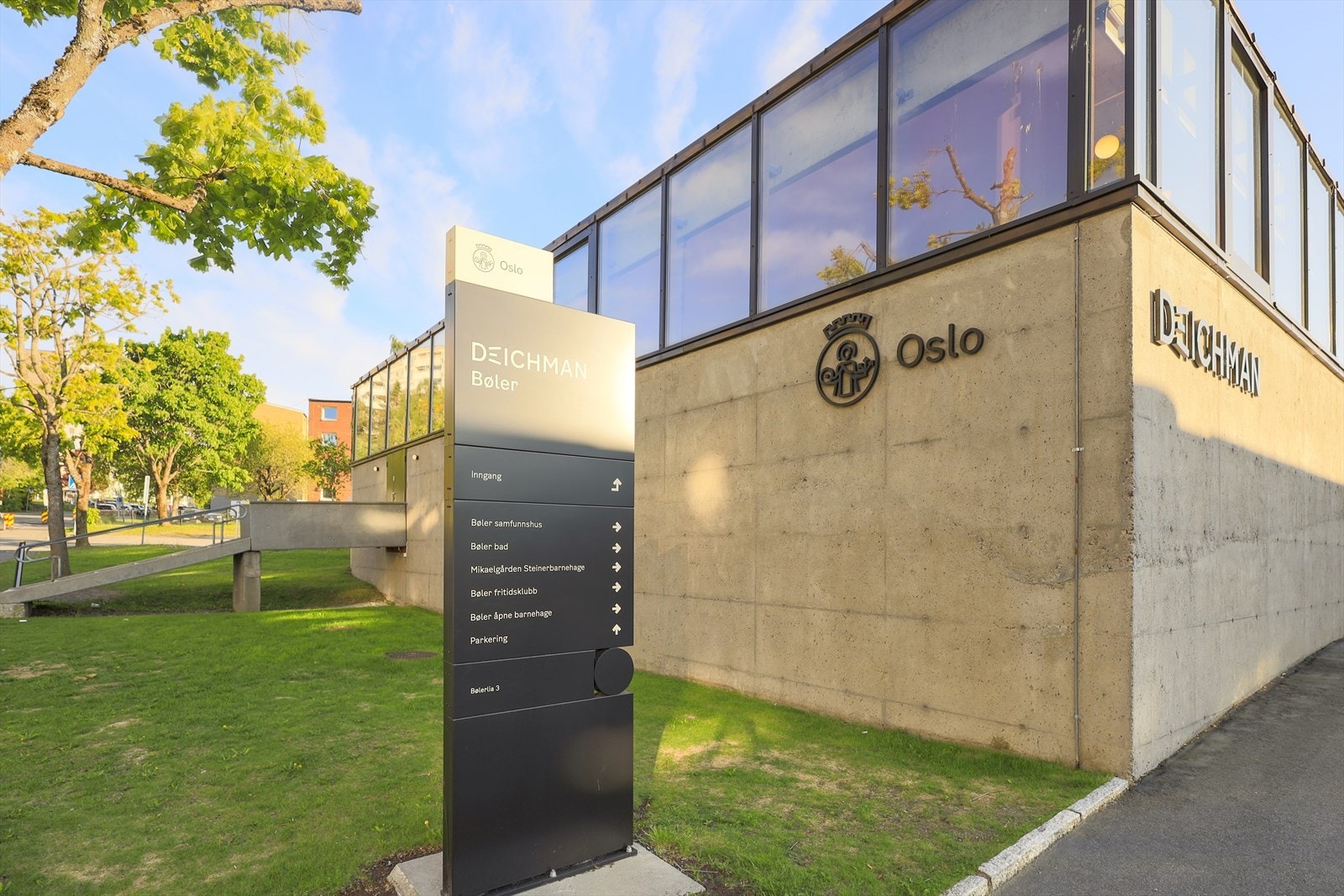 Gangavstand til Deichman. Galleribilde