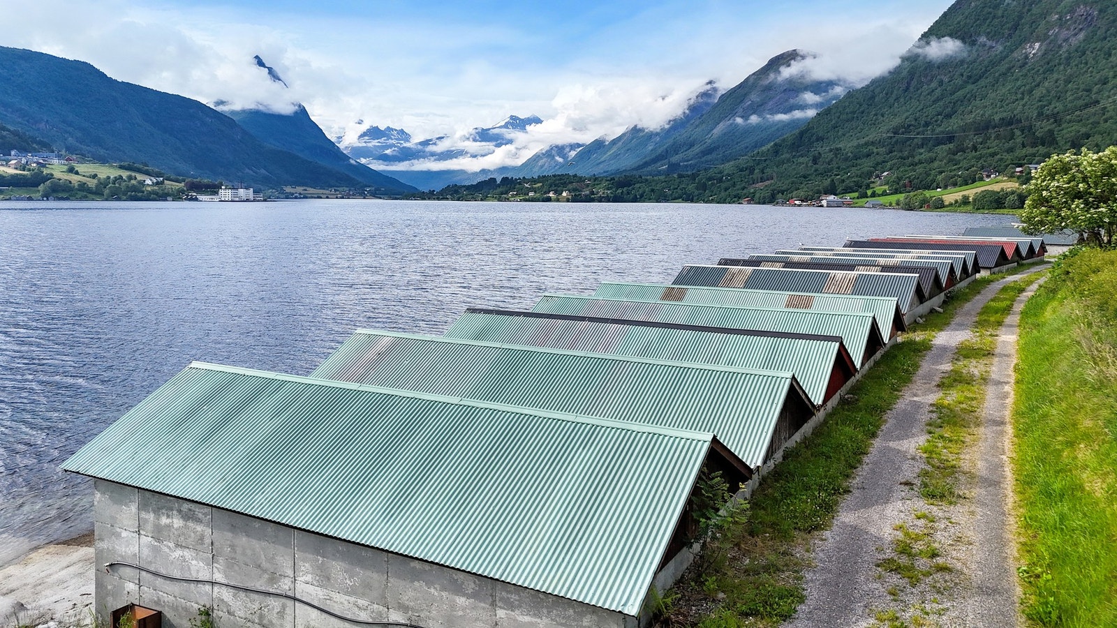 Praktisk traktorvei i bakkant av naustrekken for avlessing. Luke inn til hemsen i naustet Galleribilde