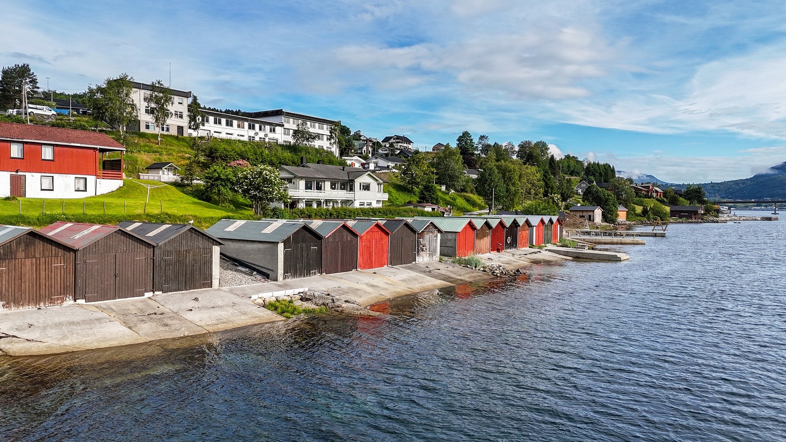 Flott og praktisk naust i strandkanten på Sætre Galleribilde
