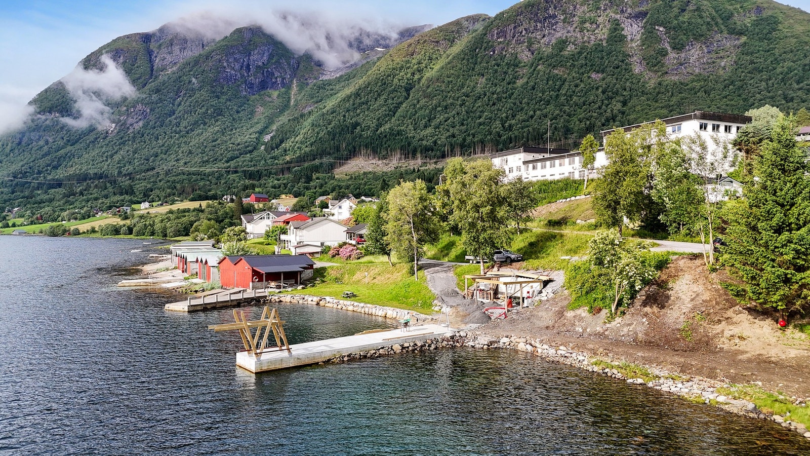 Like bortenfor naustrekken etableres det nå gapahuk og er tillaget stupetårn på kommunal tomt Galleribilde
