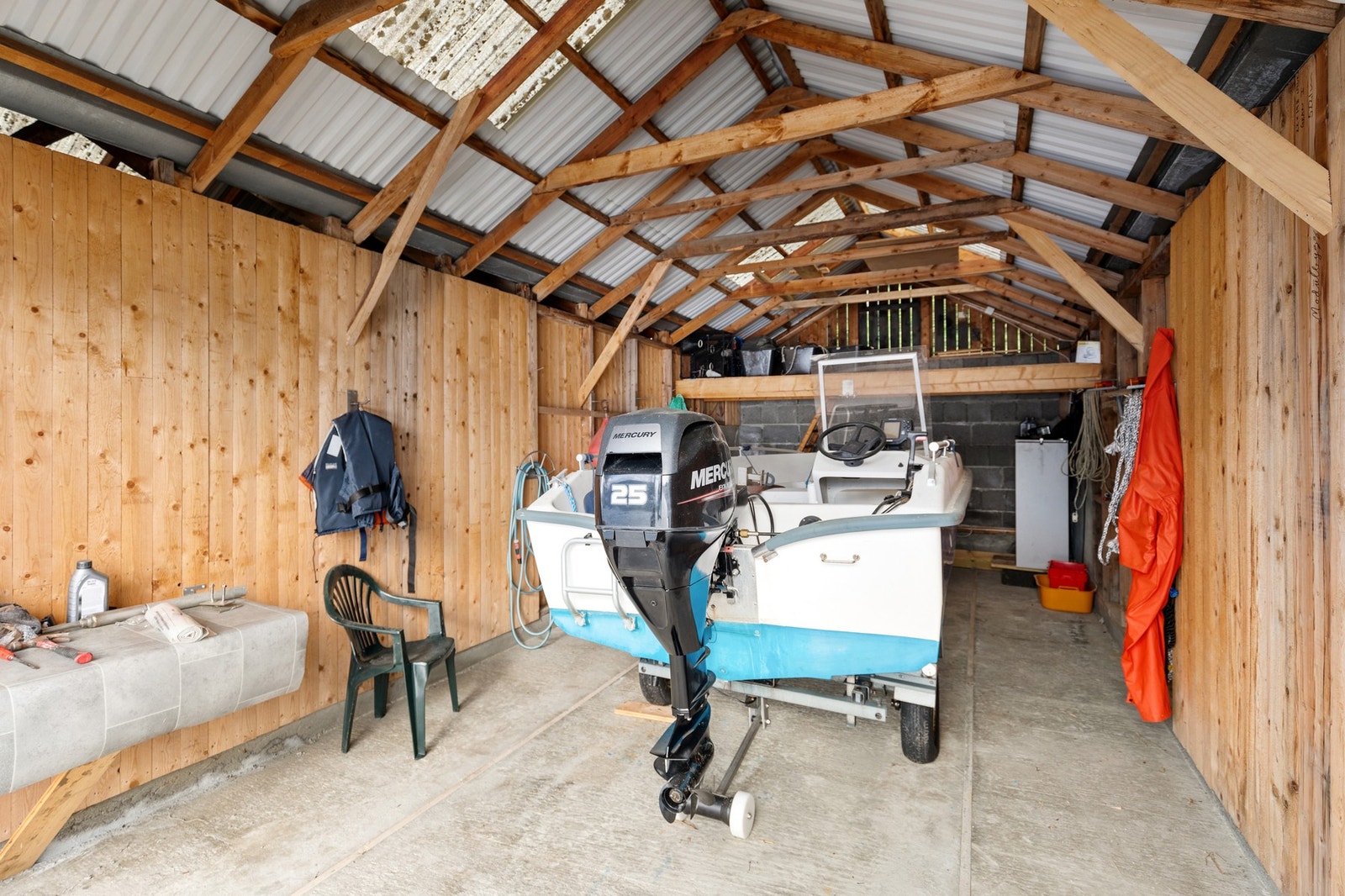 Bygget er oppført i en rekke av 5 naust, og har støpt plate på grunn med yttervegger av betong og reisverk Galleribilde