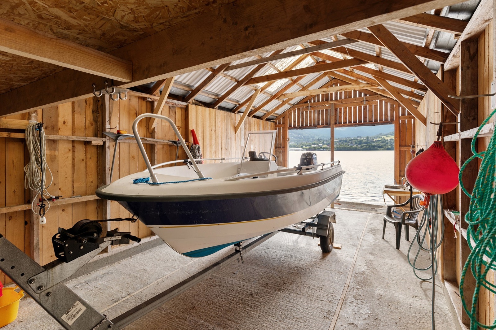 Montert elektrisk vinsj for båtopptrekking Galleribilde