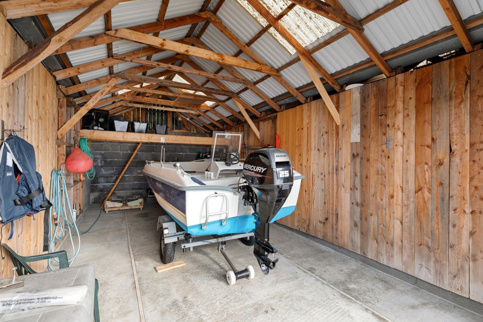 Praktisk hems i bakkant av naustet, med adkomstluke fra baksiden av naustet Galleribilde