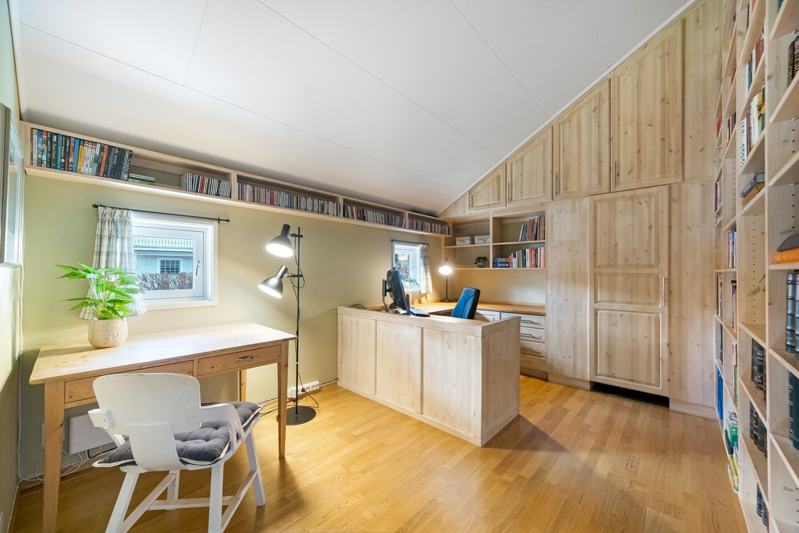 Kontor i 2. etasje var opprinnelig et soverom, men er nå benyttet som kontor, med fastmontert innredning/skap/hyller. Galleribilde