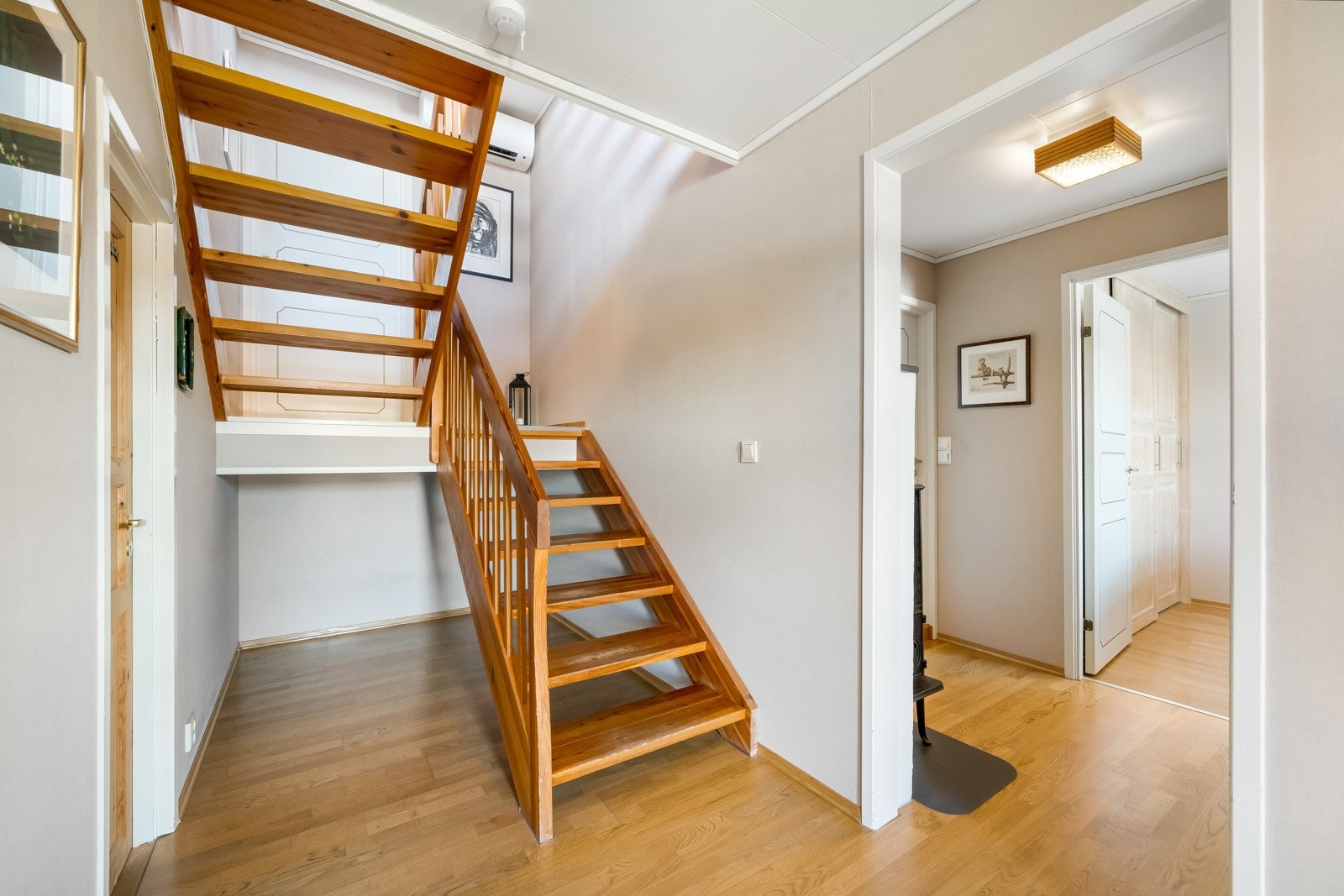 Gang i 1. etasje med inngang til 2 soverom, bad, garderobe og bod. Galleribilde