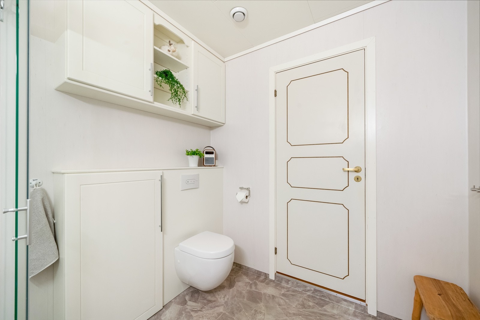 Dør inn til garderobe, innenfor badet. Galleribilde