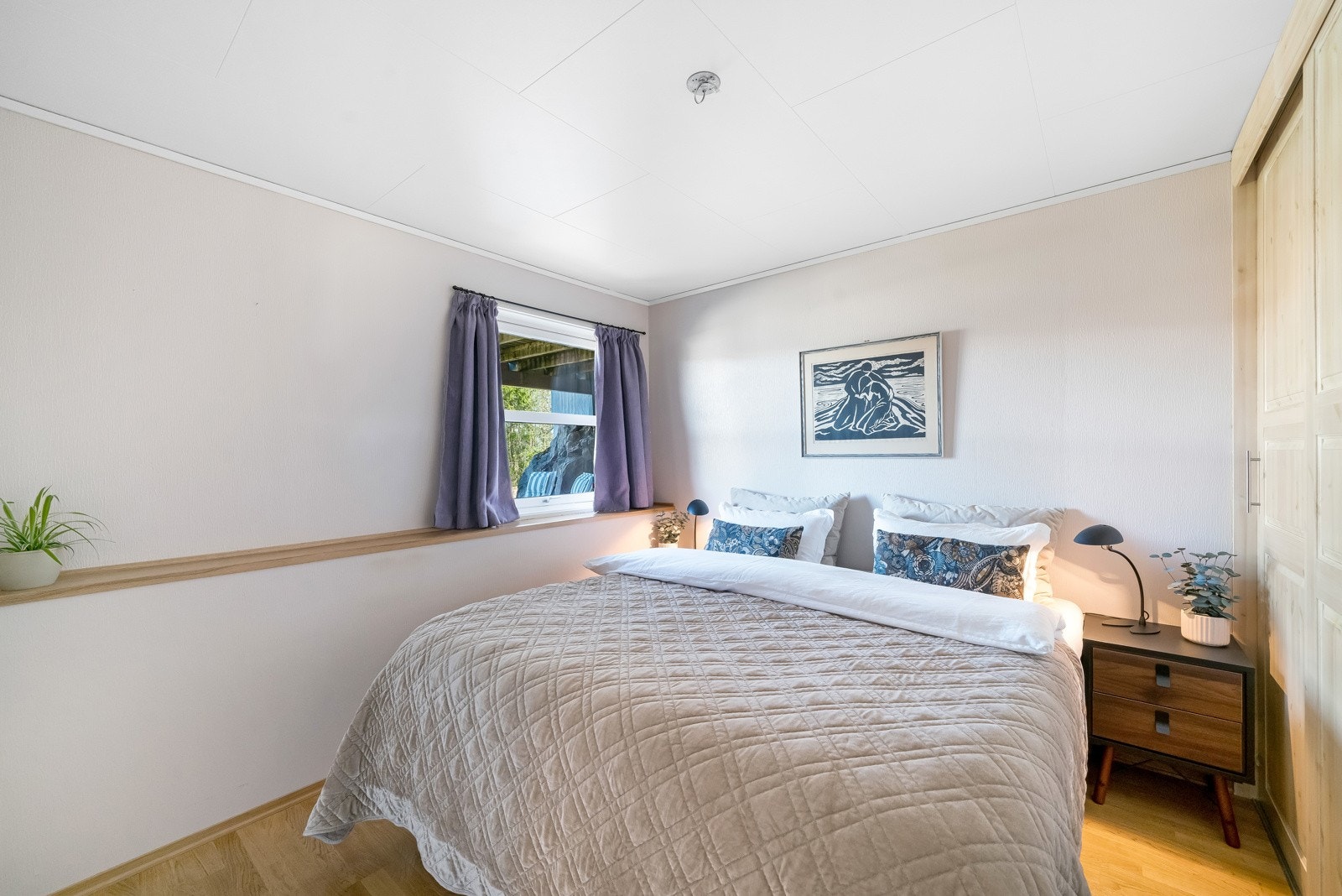 Soverom 1 i 1. etasje er svalt og godt om sommeren og har stor skyvedørsgarderobe. Galleribilde