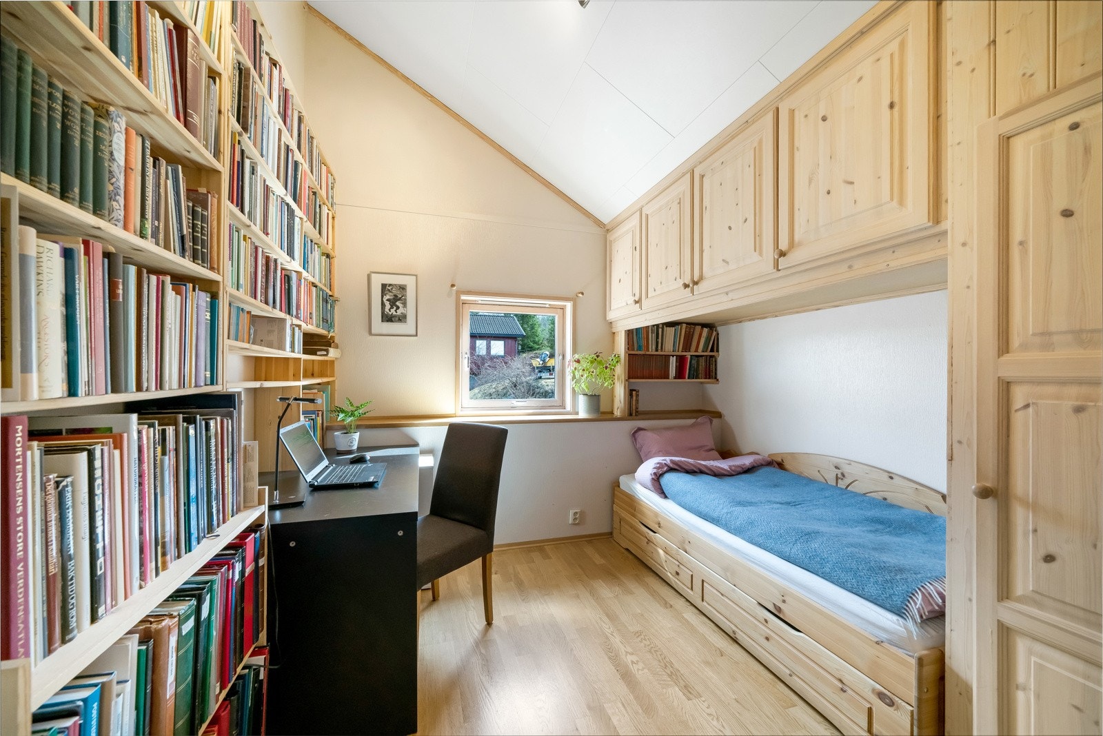 Soverom 3 ligger i 2. etasje og har plassbygget (garderobe)skap og hyller. Galleribilde