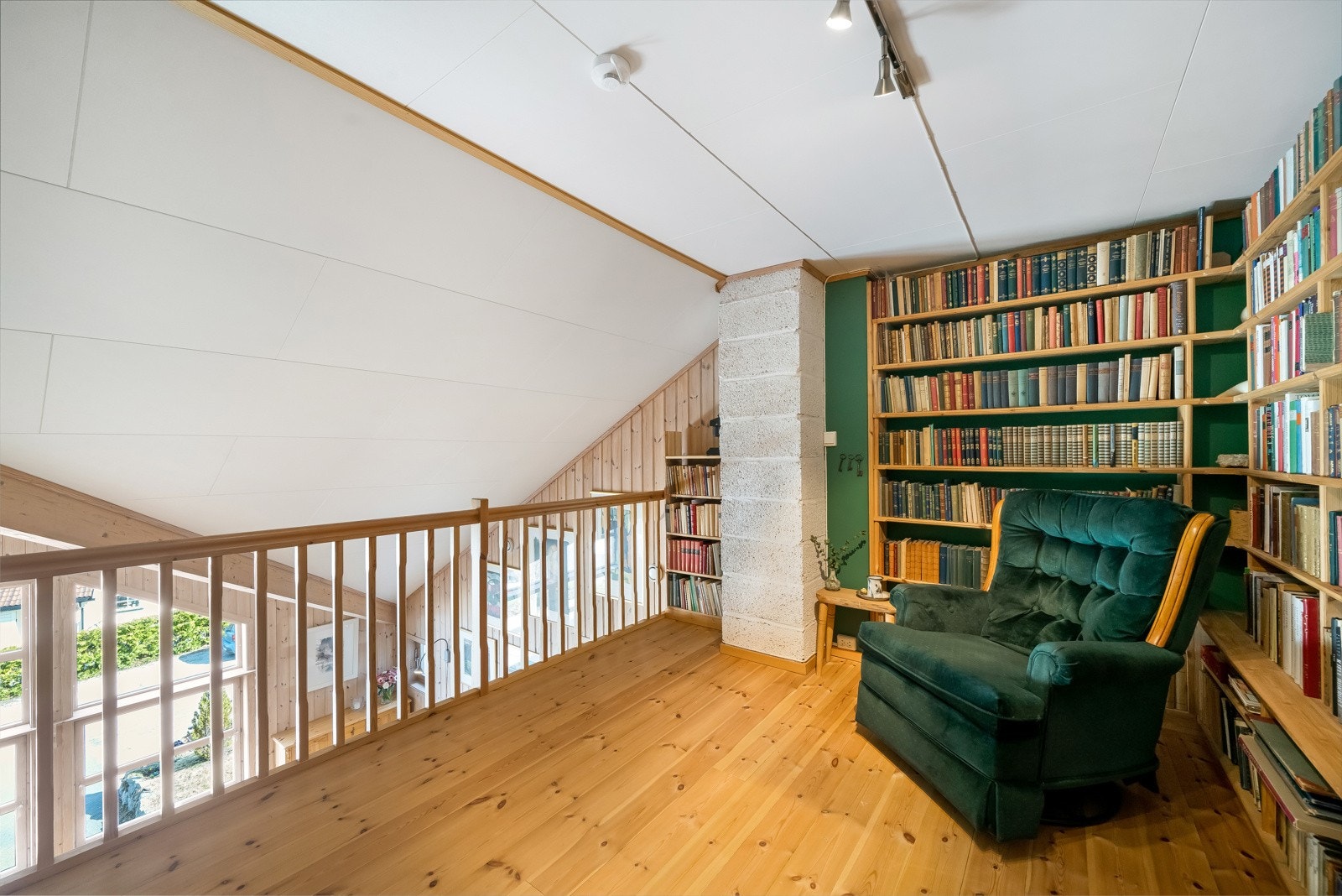Hems/bibliotek over stua Galleribilde