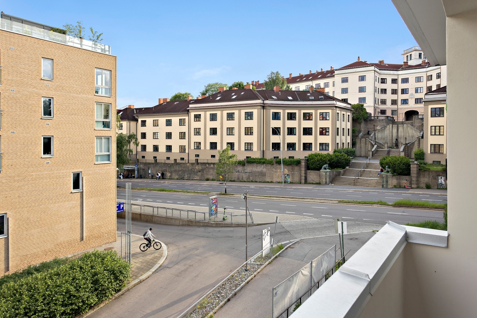 Leiligheten har inngang fra rolige Landstads gate. Galleribilde