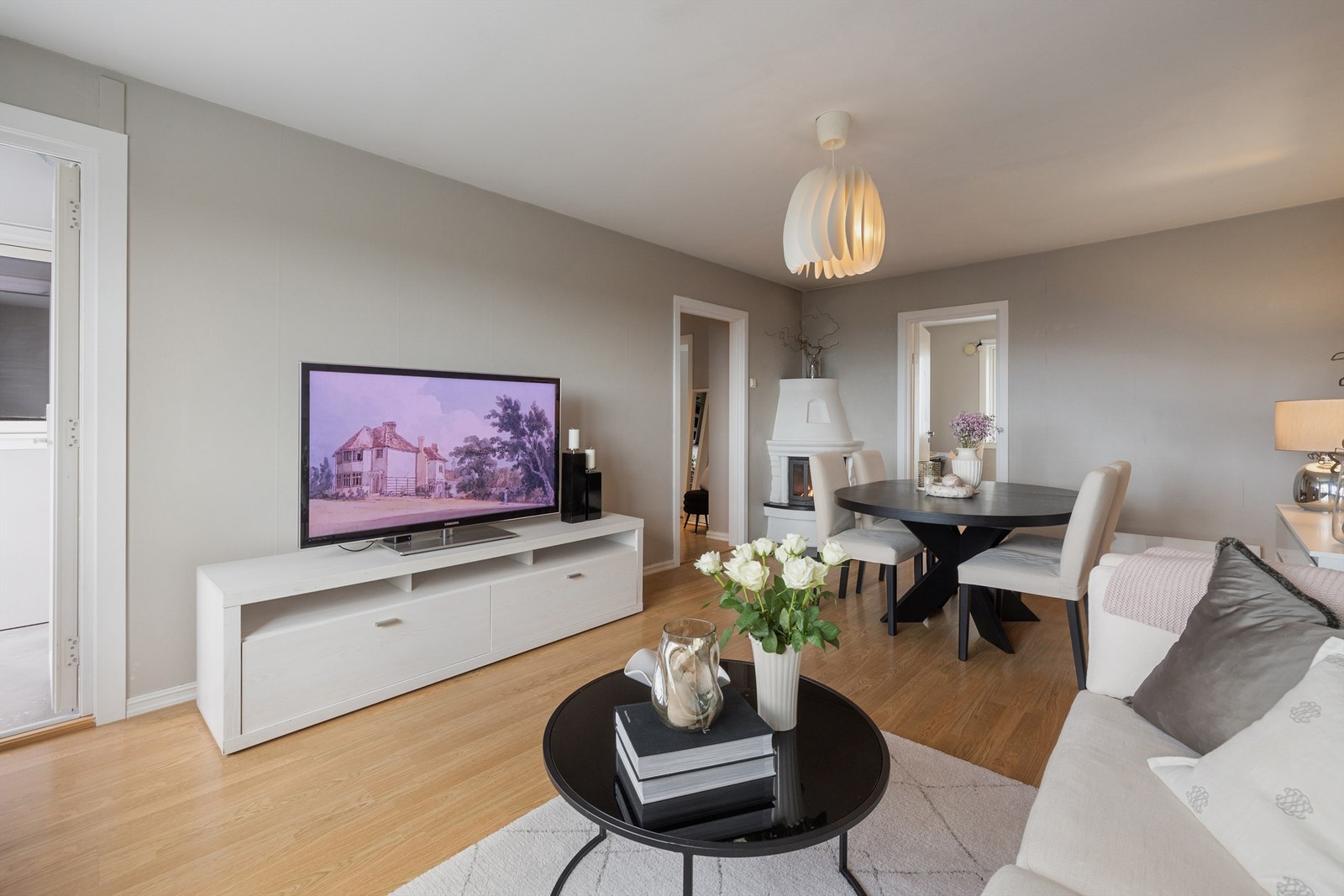 Stuen er av god størrelse og kan enkelt innredes med en hyggelig sittegruppe og tilhørende salongbord og tv-seksjon Galleribilde