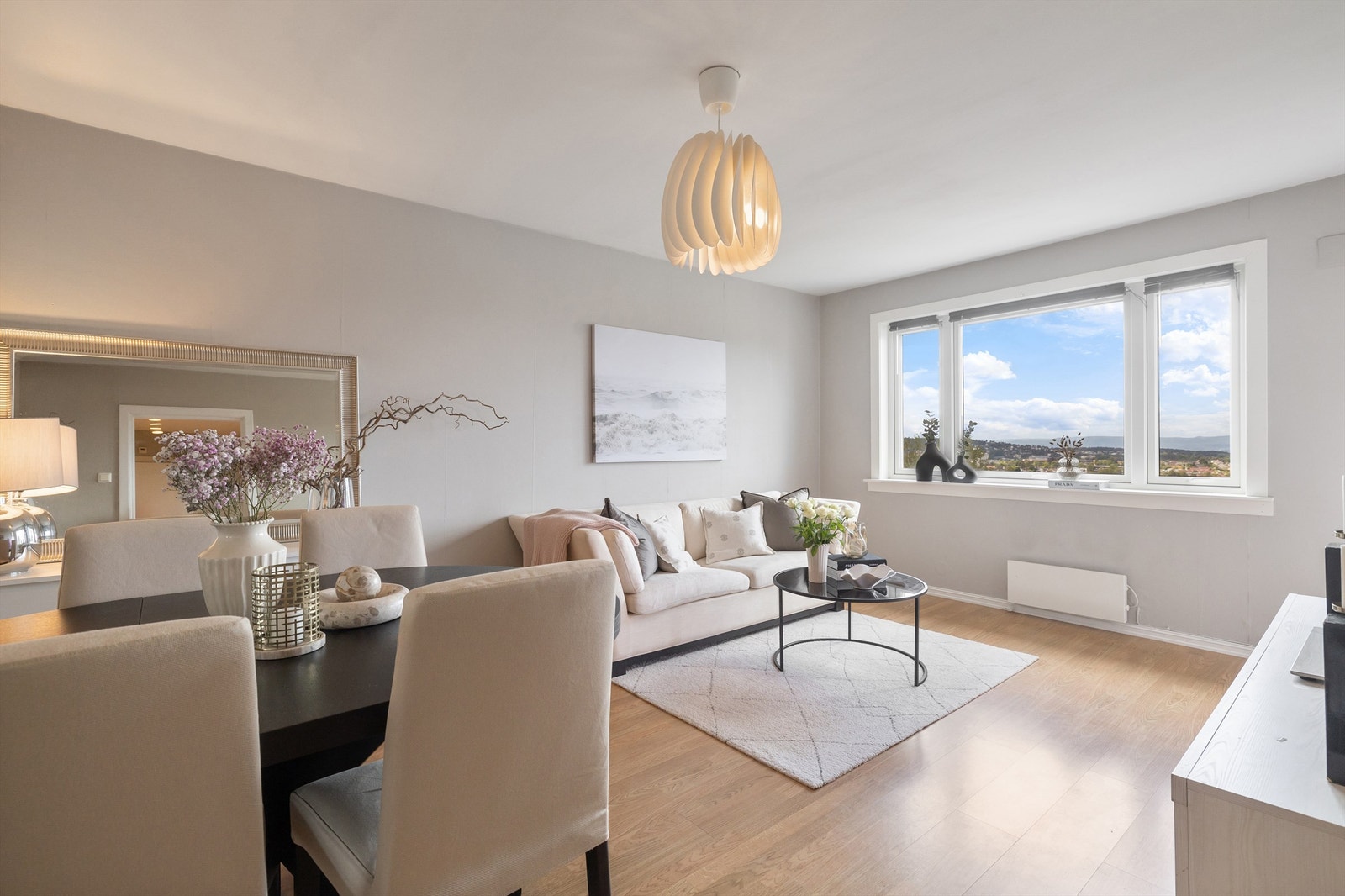 Store vindusflater slipper inn rikelig med lys og skaper en lys og luftig atmosfære Galleribilde