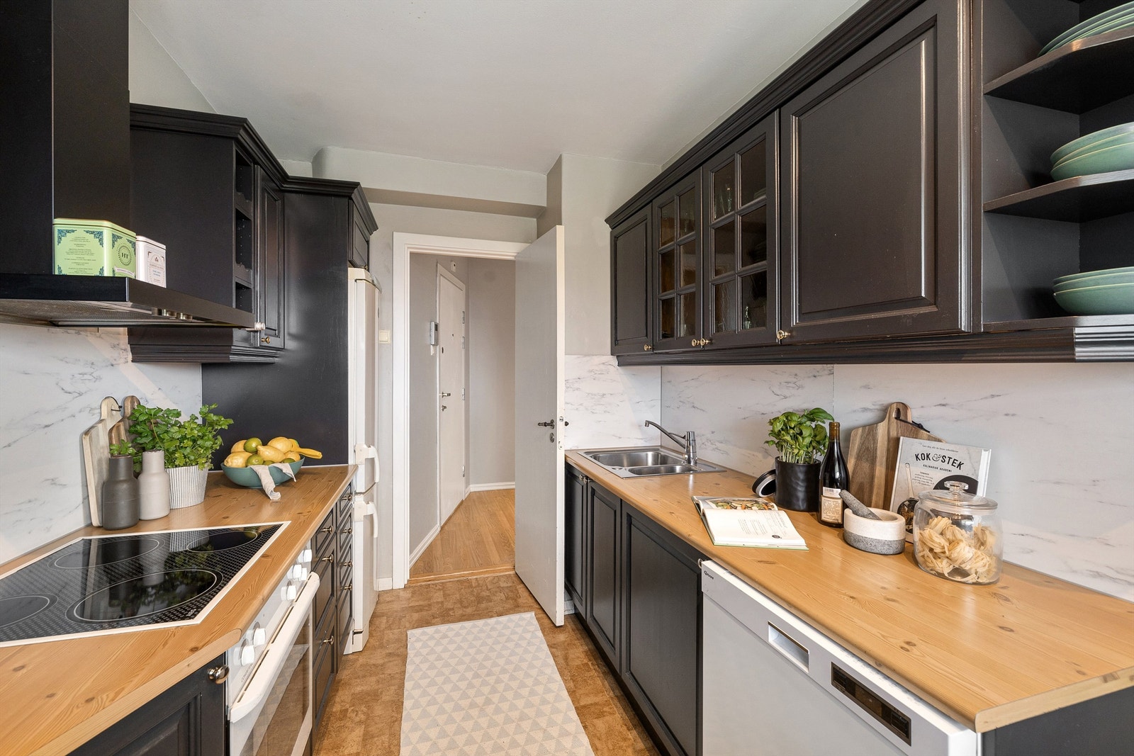 Kjøkkeninnredningen er av profilerte fronter og benkeplate i heltre med nedfelt vask- og skyllekum. Galleribilde