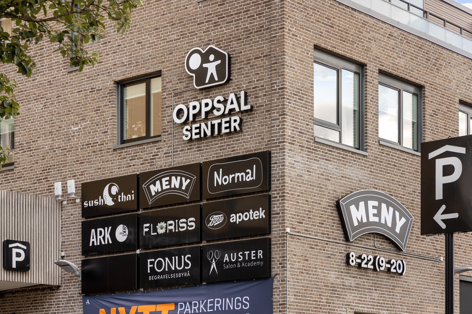 Det er dessuten gangavstand også til Oppsal senter med mange butikker og servicetjenester. Senteret kan by på alt fra dagligvare, ulike butikker, spisesteder, veterinær, apotek, tannlege, Specsavers, Auster Frisør og mer. Galleribilde