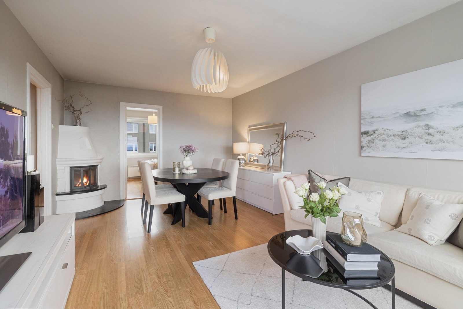 En lys og stilren 3-roms leilighet med en innglasset balkong og gode solforhold. Leiligheten holder en god standard og fremstår velholdt og tiltalende Galleribilde