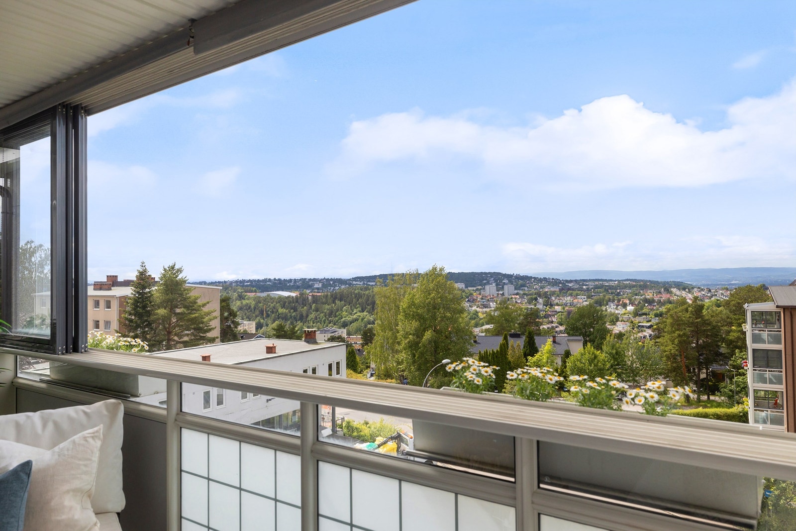Balkongen føles som en naturlig forlengelse av stuen, spesielt på sommerstid Galleribilde