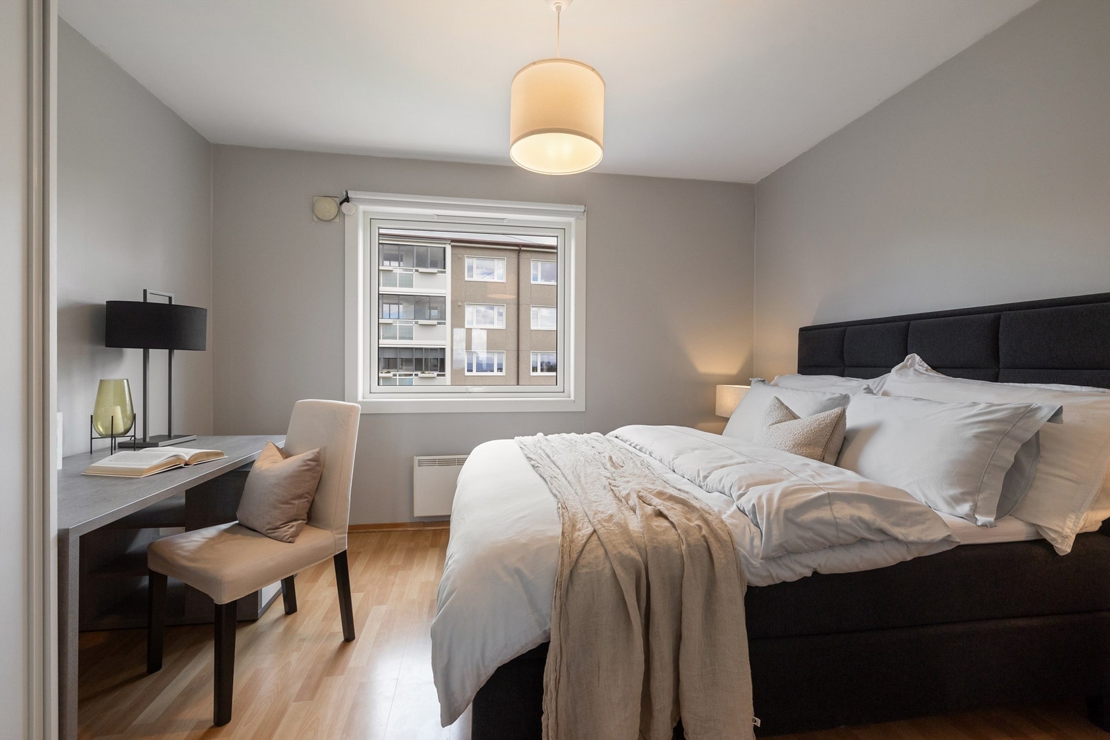 Rommet er holdt i duse og tidløse farger - perfekte for soverommet! Galleribilde