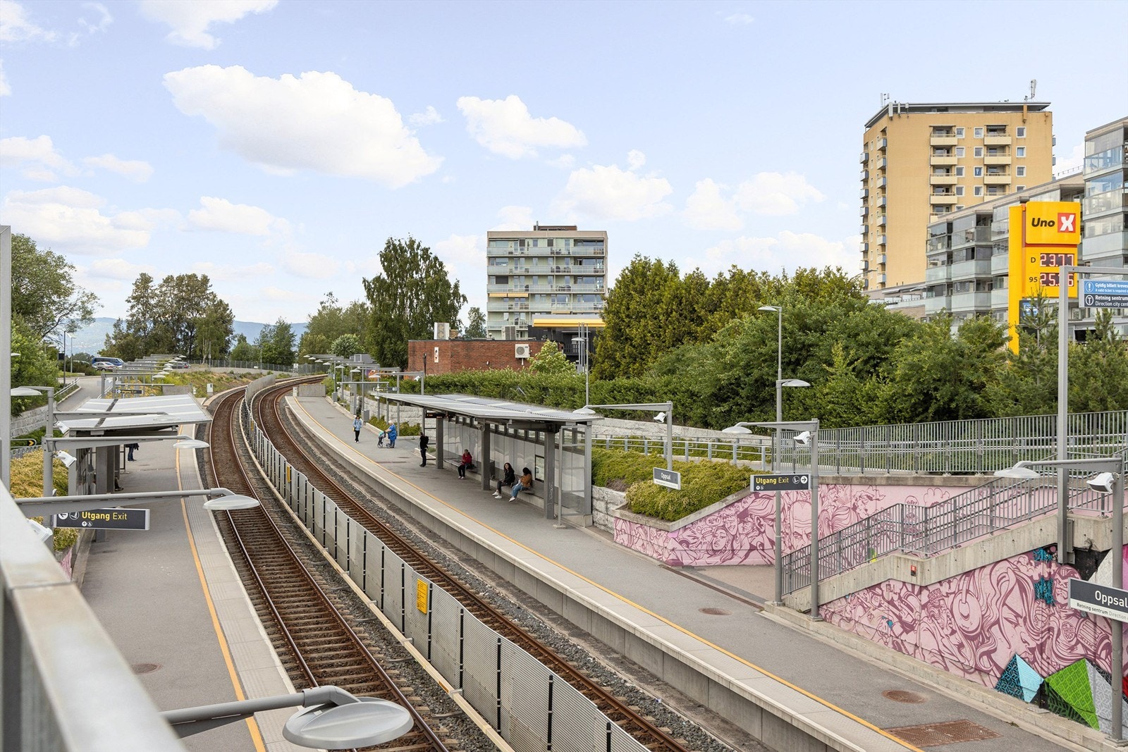 Her bor du sentralt med kort vei til det meste du skulle trenge av barnehage- og skoletilbud, offentlig transport og ulike servicetilbud og andre fasiliteter. Galleribilde