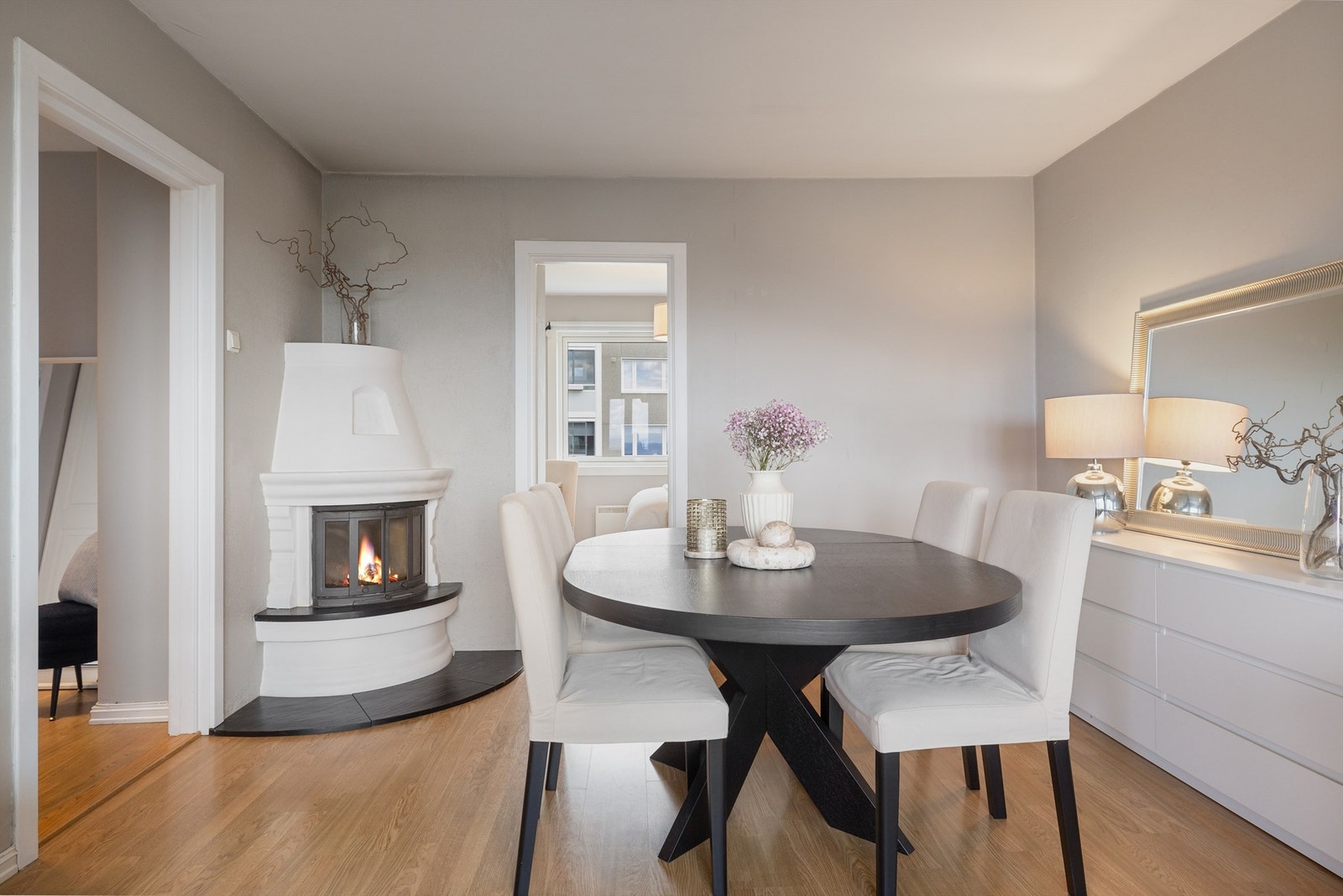 Stuen har en naturlig og fin plass for et spisebord med gode muligheter for å invitere venner og kjente på middag Galleribilde