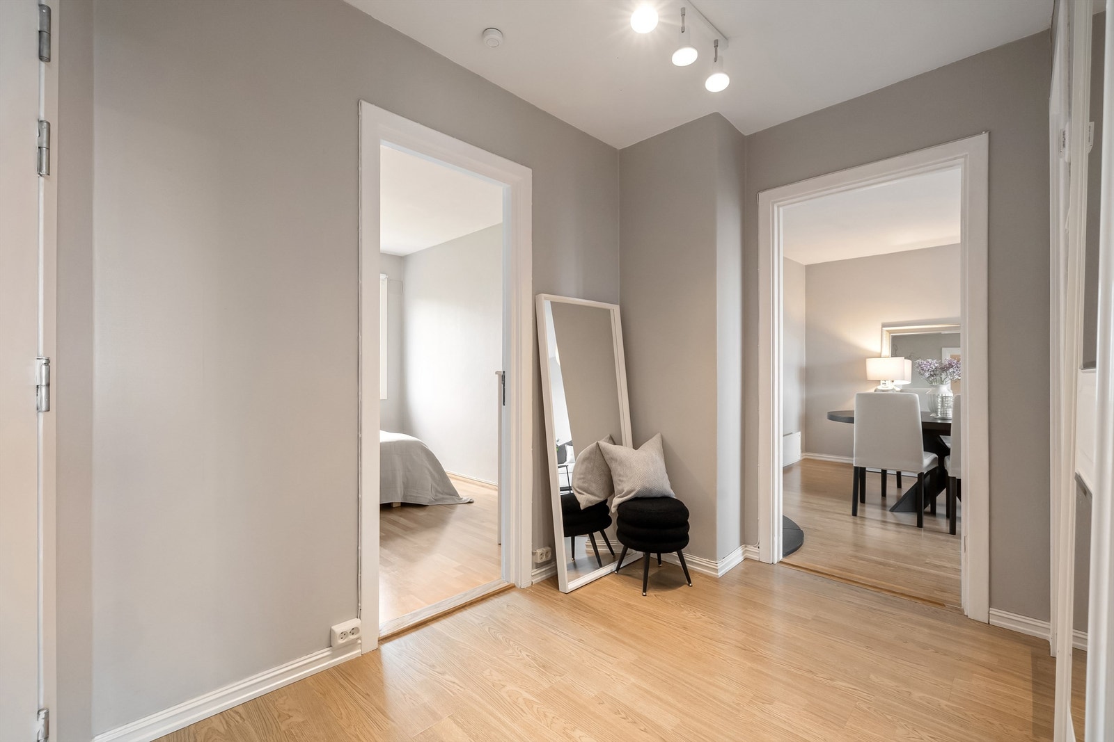 Her er det rikelig med plass til å henge fra seg yttertøyet og sette fra seg sko. Galleribilde