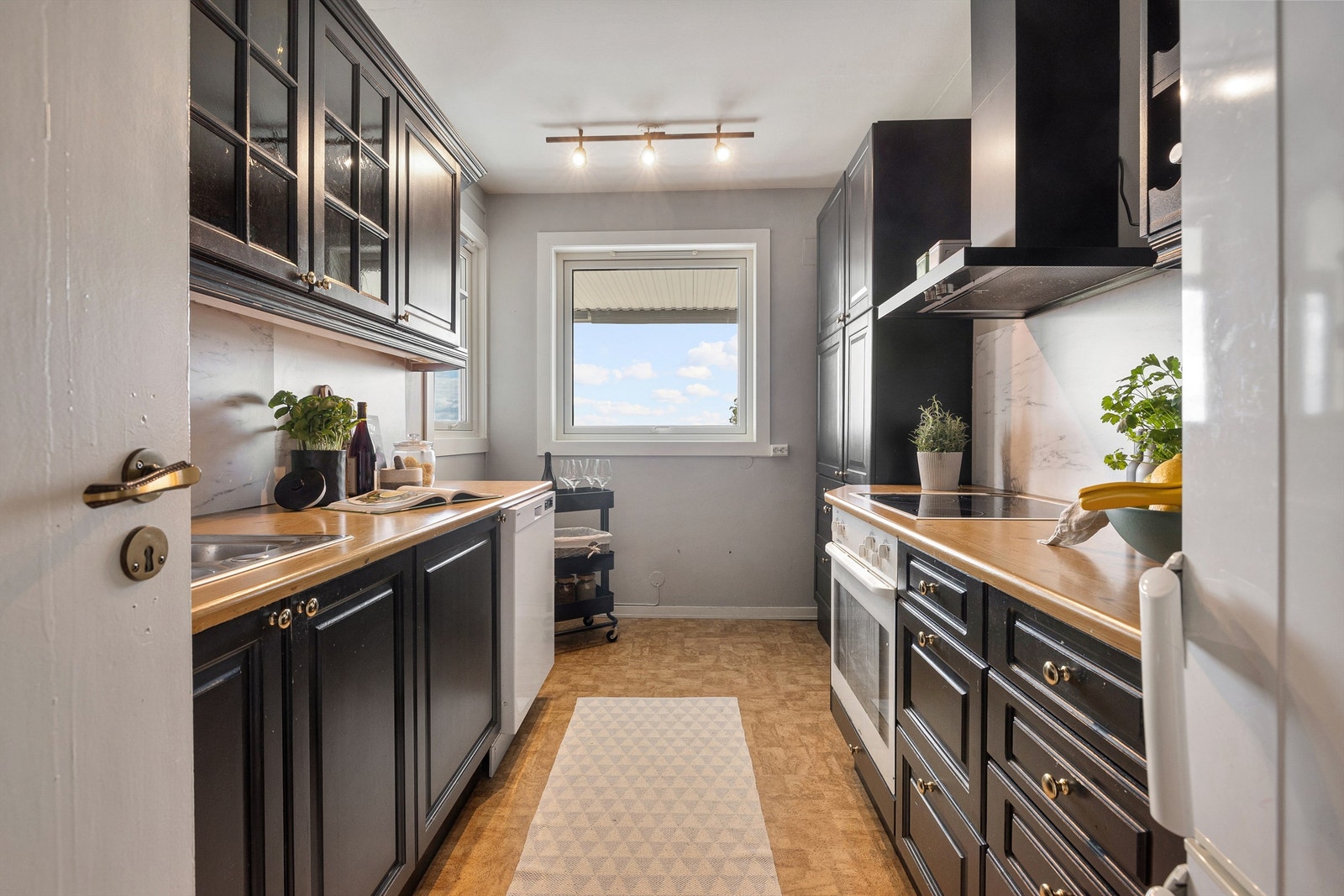 For mange er kjøkkenet det viktigste rommet i leiligheten. Her er kjøkkenet holdt i en praktisk separat løsning, noe som skaper en naturlig og fin sone for matlagingen. Galleribilde