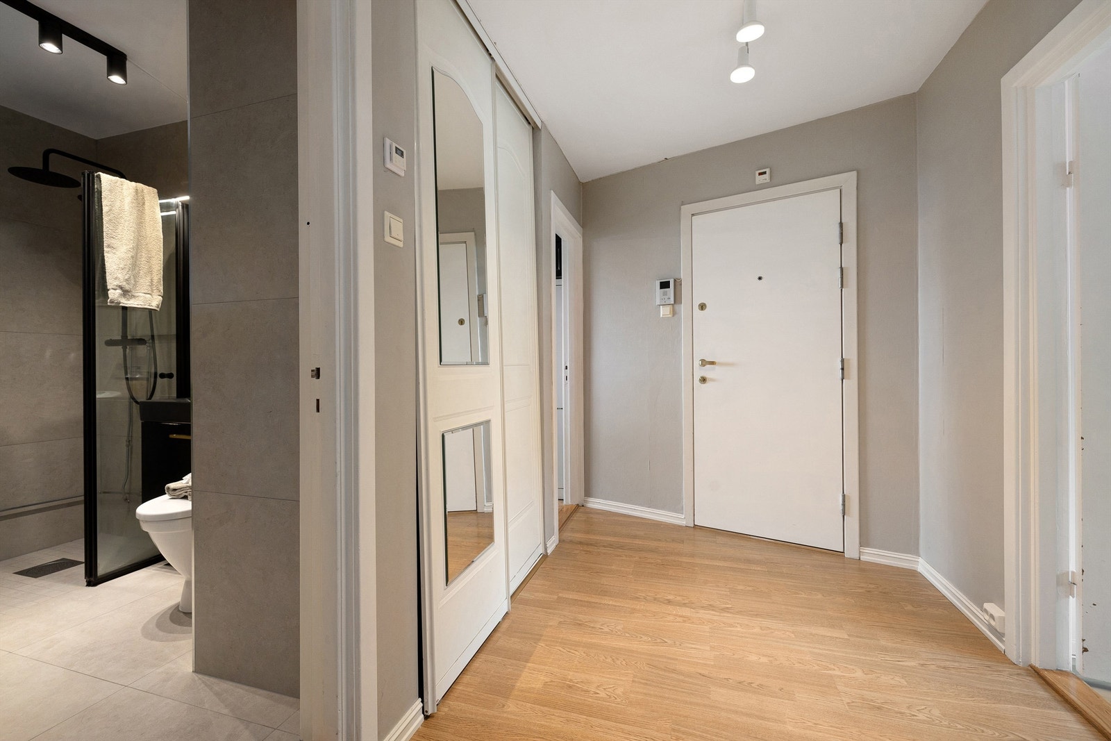 Velkommen inn! Leilighetens entrè er svært innbydende og gir et godt førsteinntrykk av boligen. Galleribilde