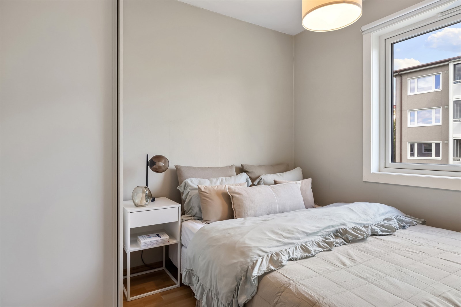 Leilighetens andre soverom er også av god størrelse og passer ypperlig som barnerom, gjesterom eller kontor. Galleribilde