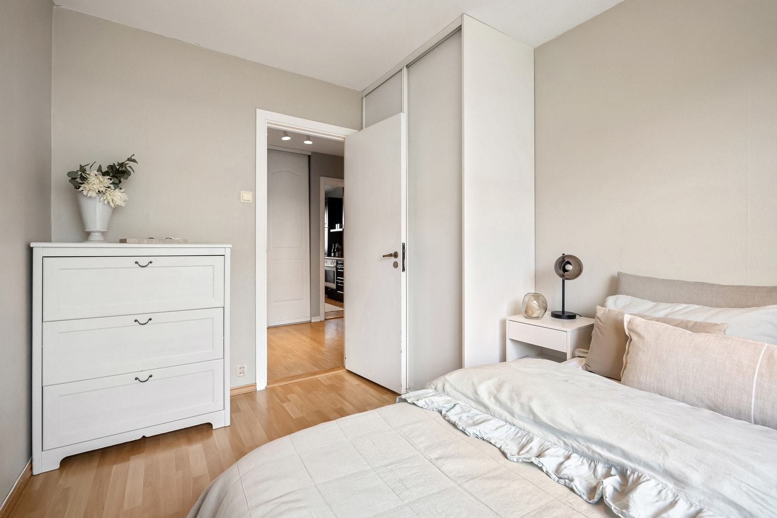 Det er god plass for å innrede med seng, pult eller annet ønskelig møblement. Galleribilde