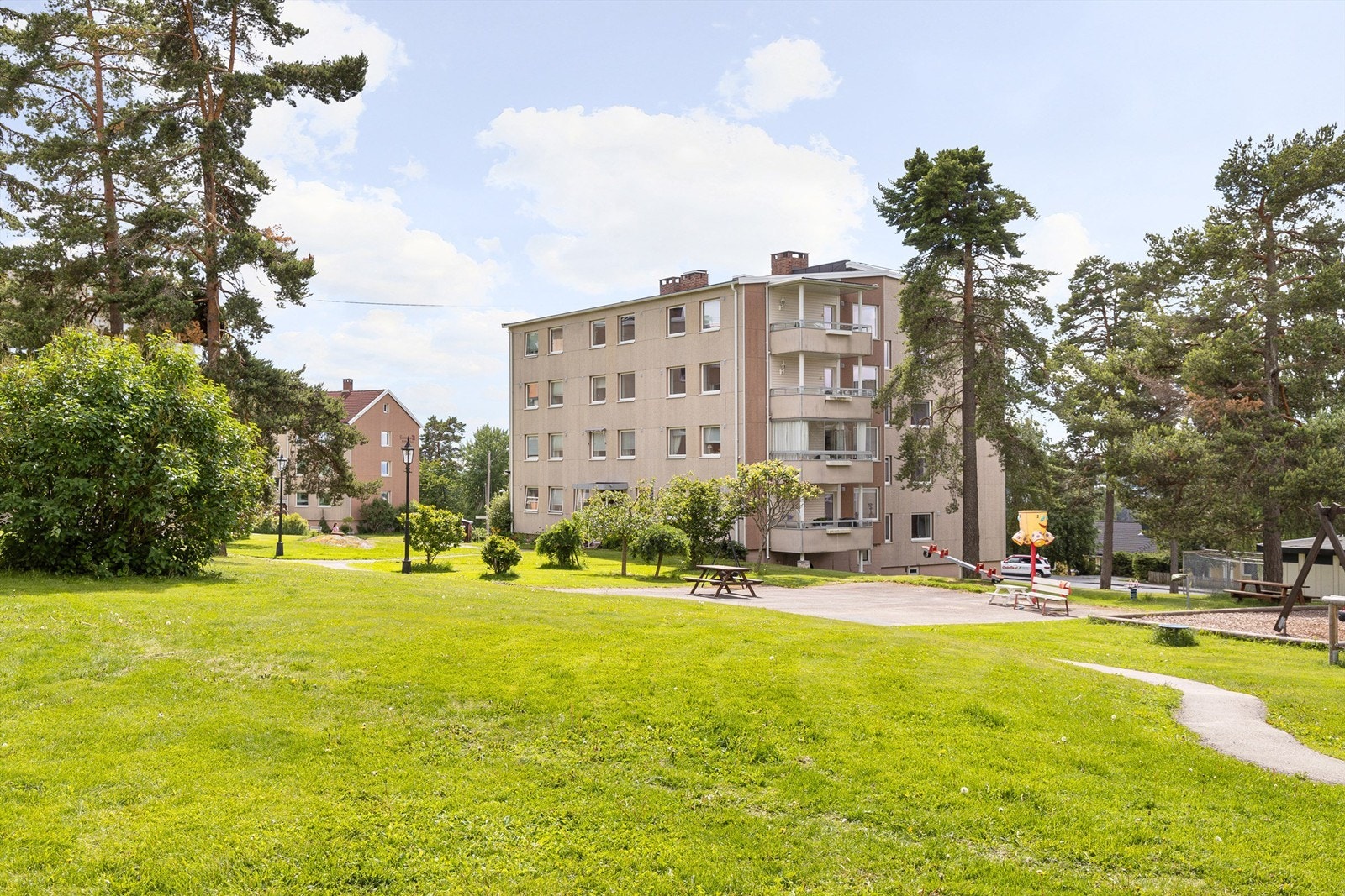 Borettslaget har pent opparbeidet fellesområder med lekeplass, sittegrupper og flotte grøntarealer. Her er det god plass for de minste å boltre seg, sommer som vinter. Galleribilde