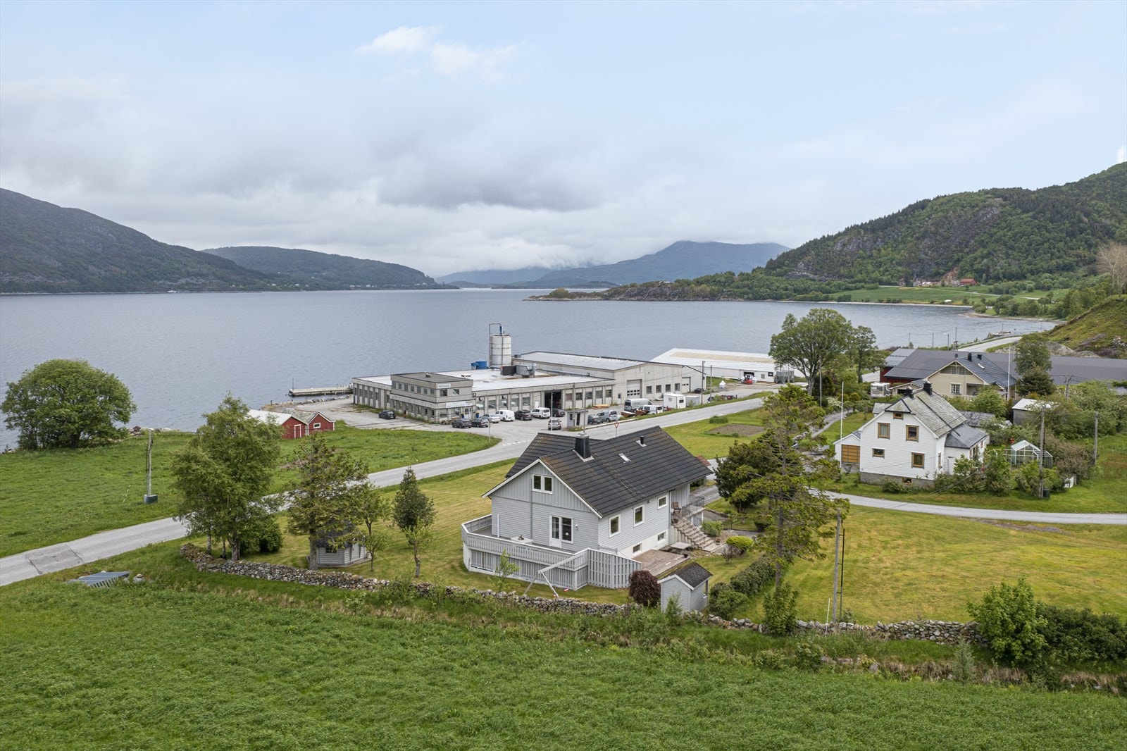 En liten kjøretur fra eiendommen er Lauvstad ferjekai med butikk og bilferje til Volda Galleribilde