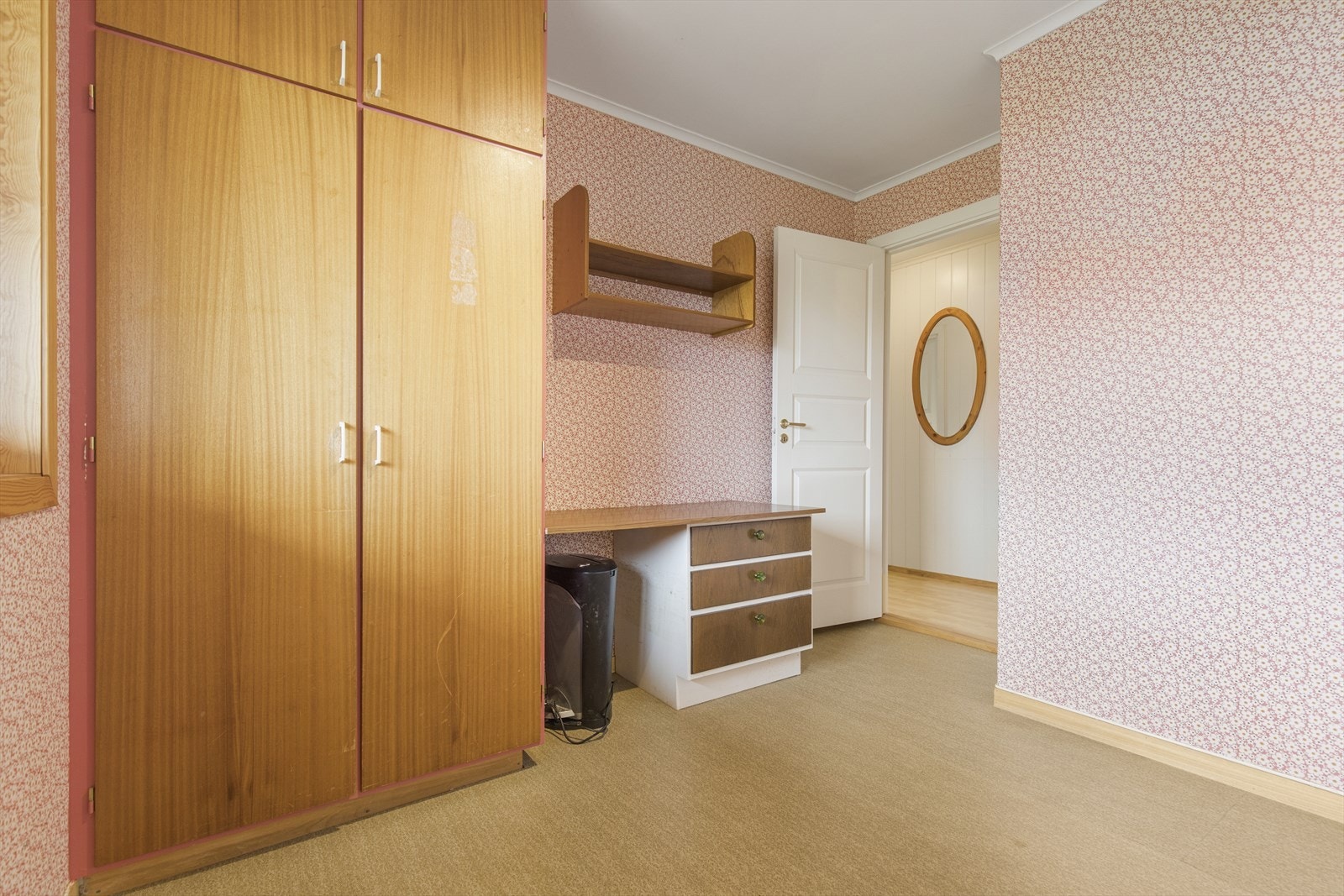 Garderobe, skyvedørsgarderobe og plass for seng Galleribilde
