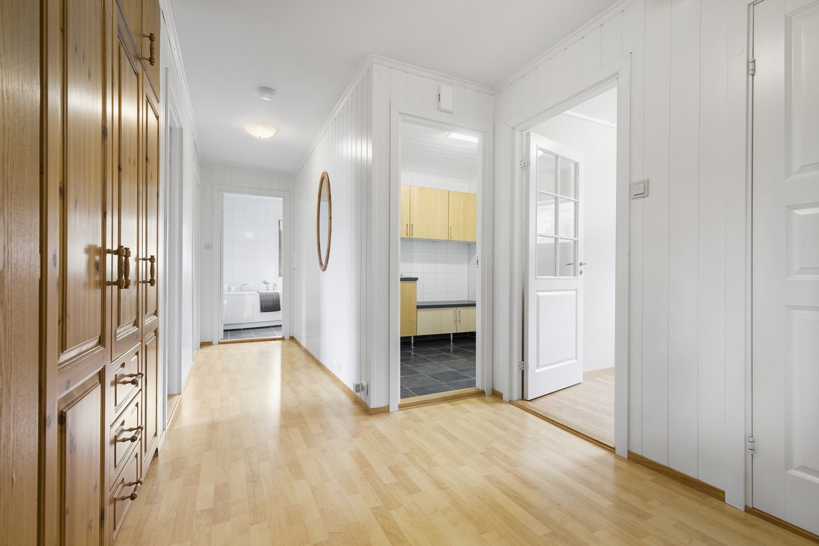 Romslig gang med plass for garderobe Galleribilde