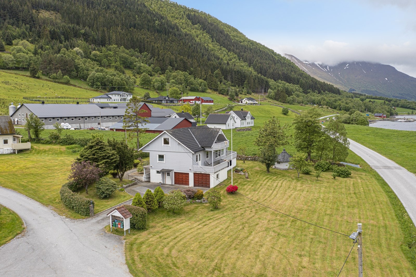 I eiendommens direkte nærhet finnes flotte turmuligheter både til sjøs og til fjells Galleribilde