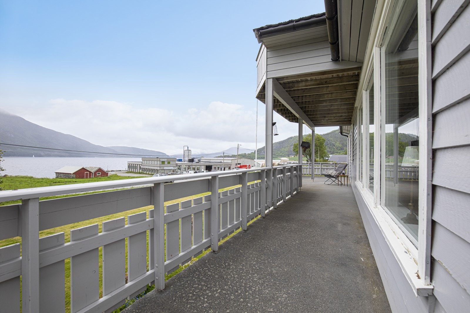 Dels overbygd terrasse med god utsikt Galleribilde