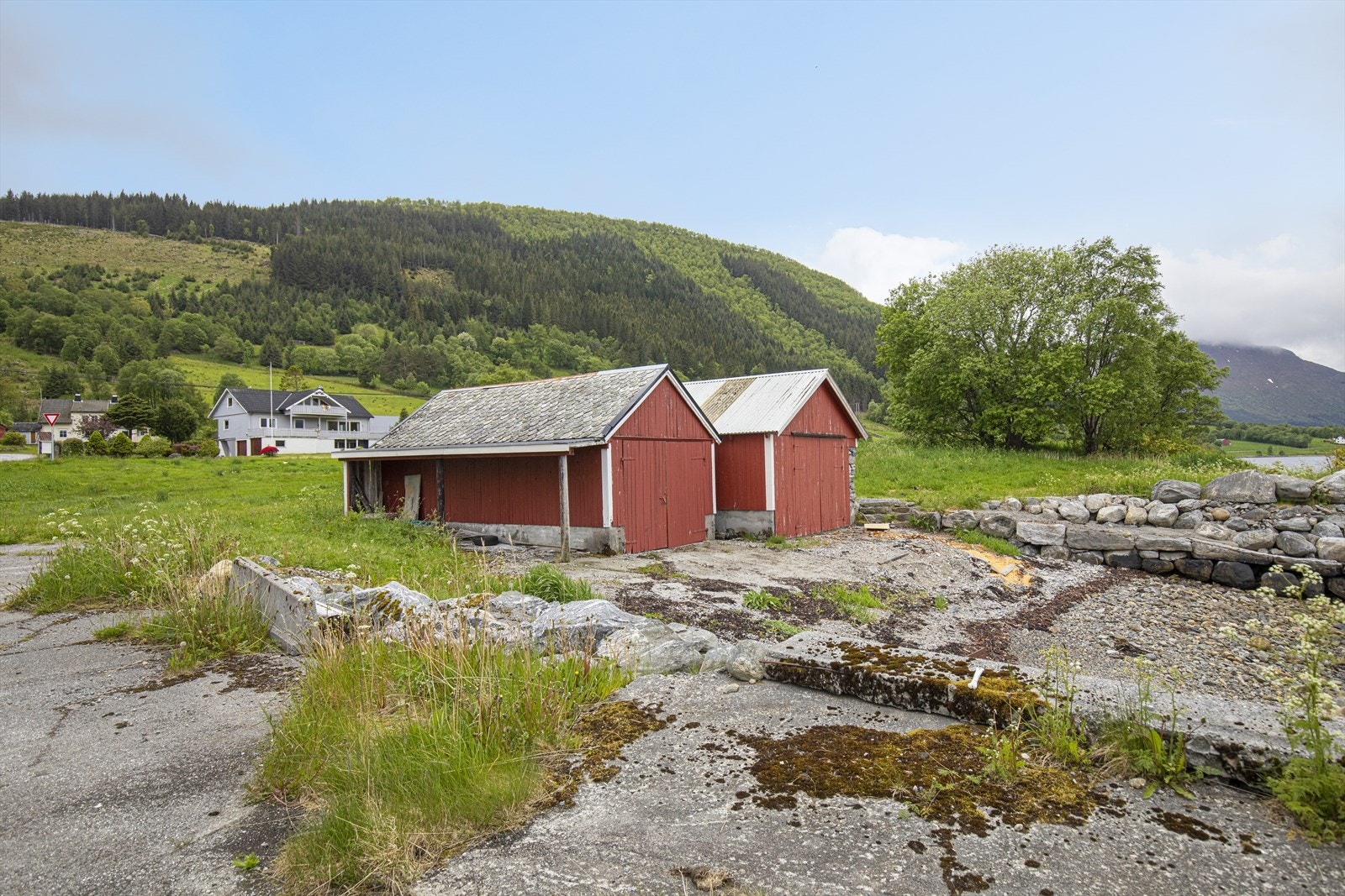 Til eiendommen hører også et naust, dette er tinglyst på eiendommen Galleribilde