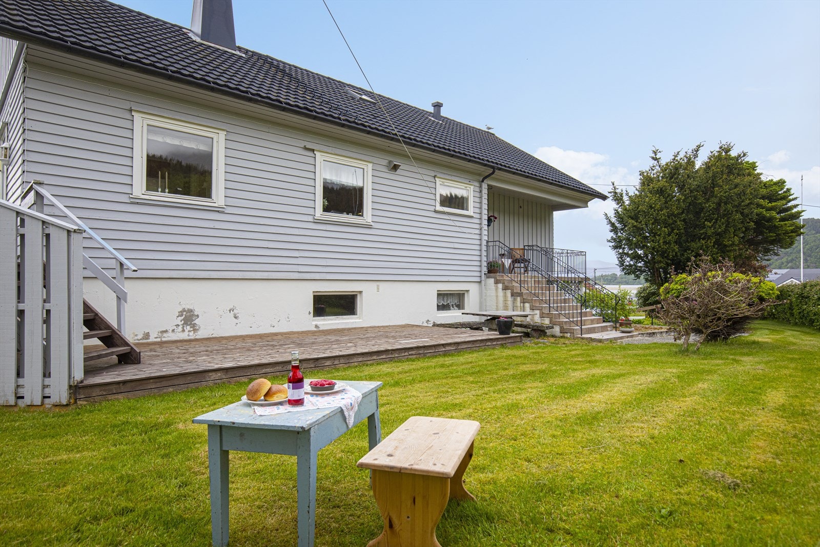 Terrasse på baksiden av boligen med lite innsyn Galleribilde