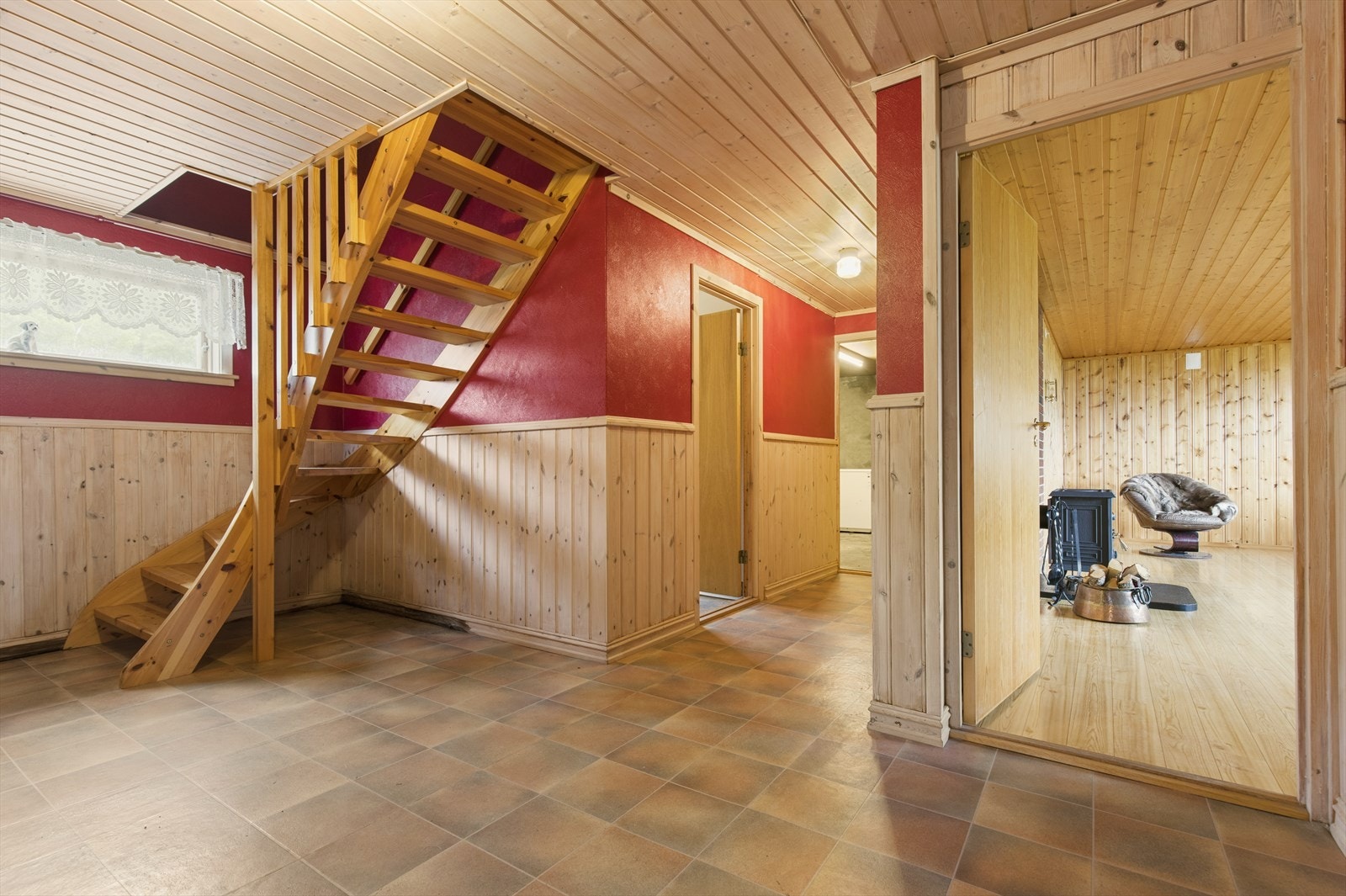 Trapperom med tilkomst til flere boder, vaskekjeller og kjellerstuen Galleribilde