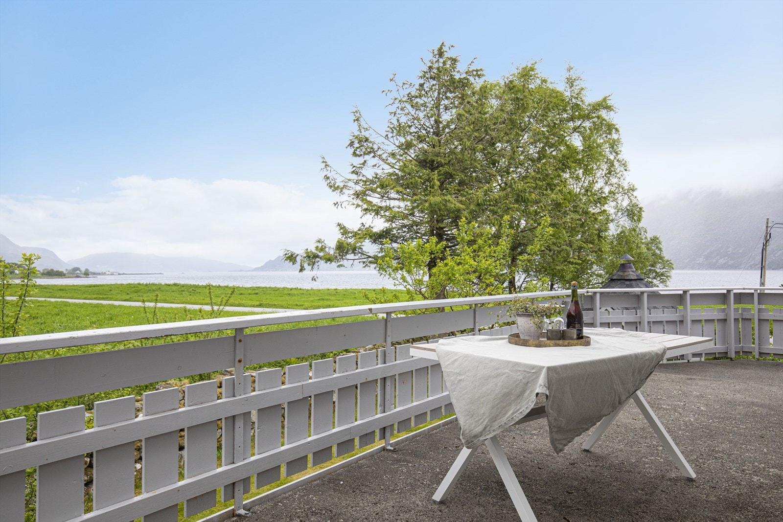 Romslig terrasse der det er plass for sosiale sammenkomster og flere sittegrupper Galleribilde