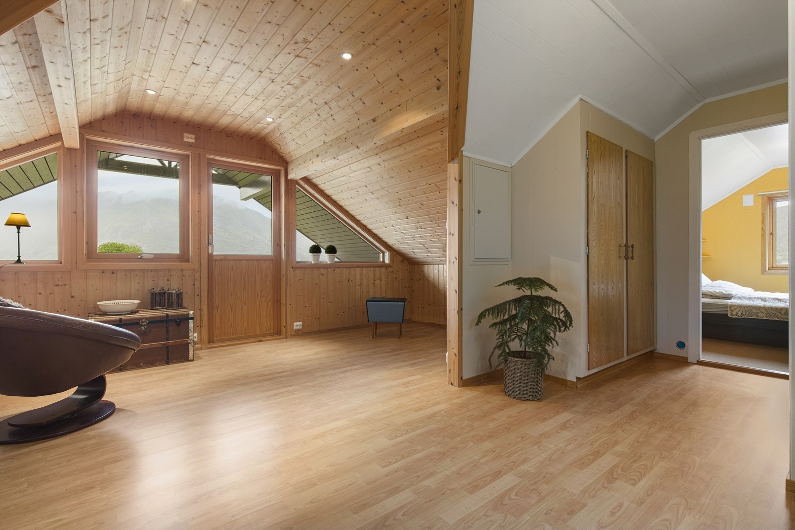 Loftstue med god plass og tilkomst til balkong Galleribilde