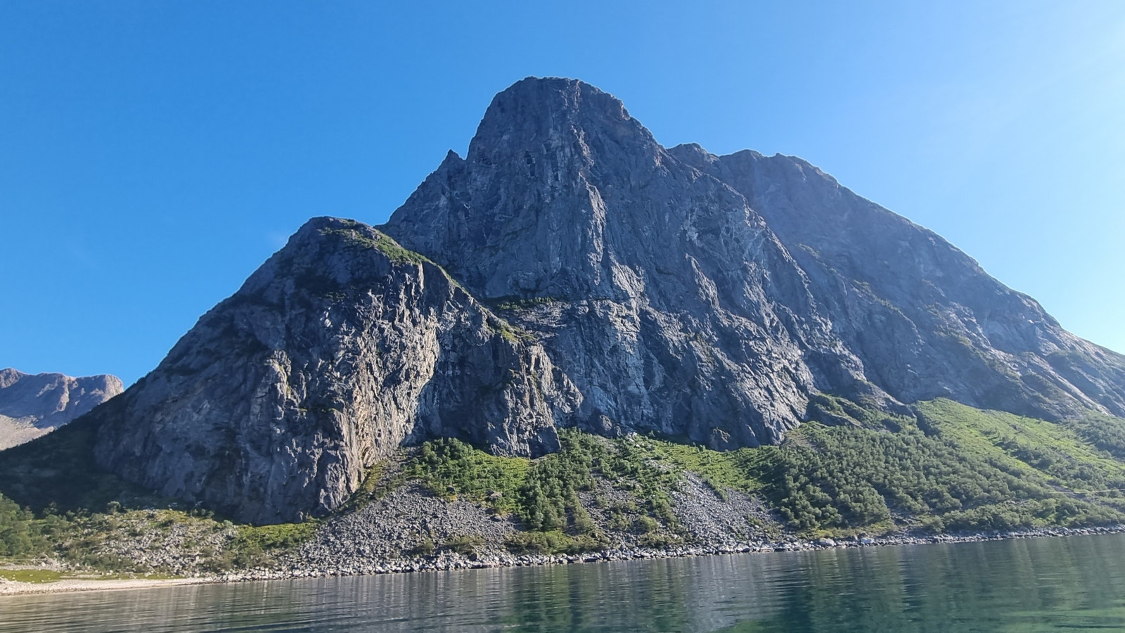 Lomsvika parsell opp mot Lomstinden Galleribilde