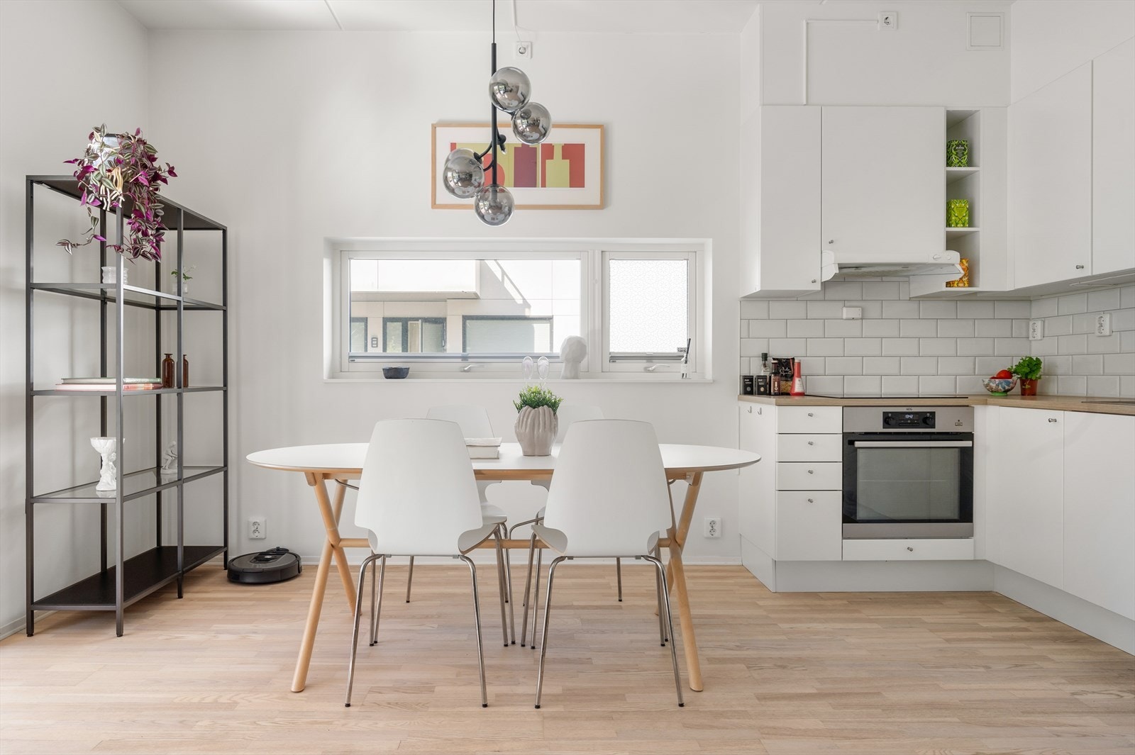 Plass til spisebord i allrommet. Galleribilde