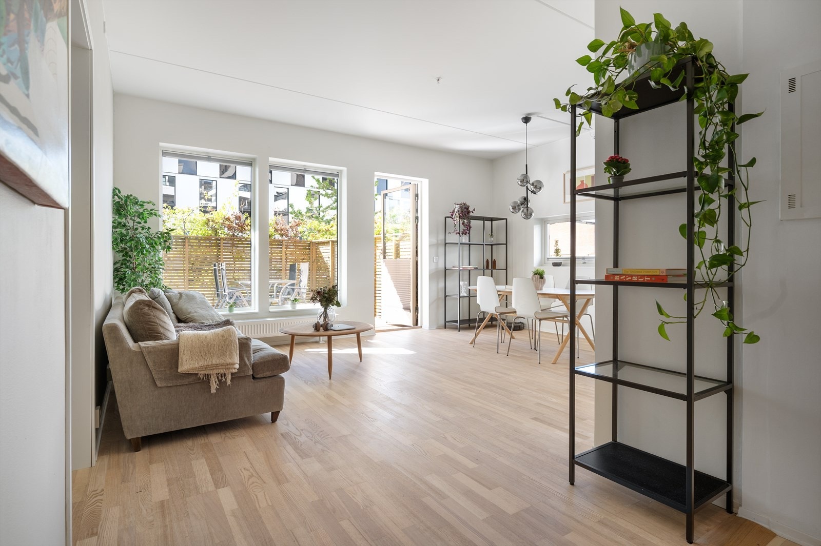 Selger har fått fjernet en lettvegg mellom stuen og gangen for lysere og bedre romfølelse. Galleribilde