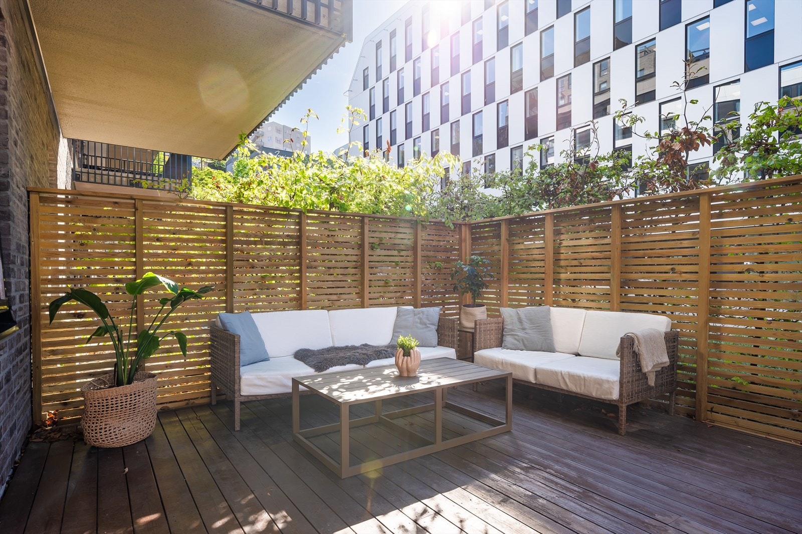 Med boligen følger en stor terrasse på ca 23 kvm. Galleribilde