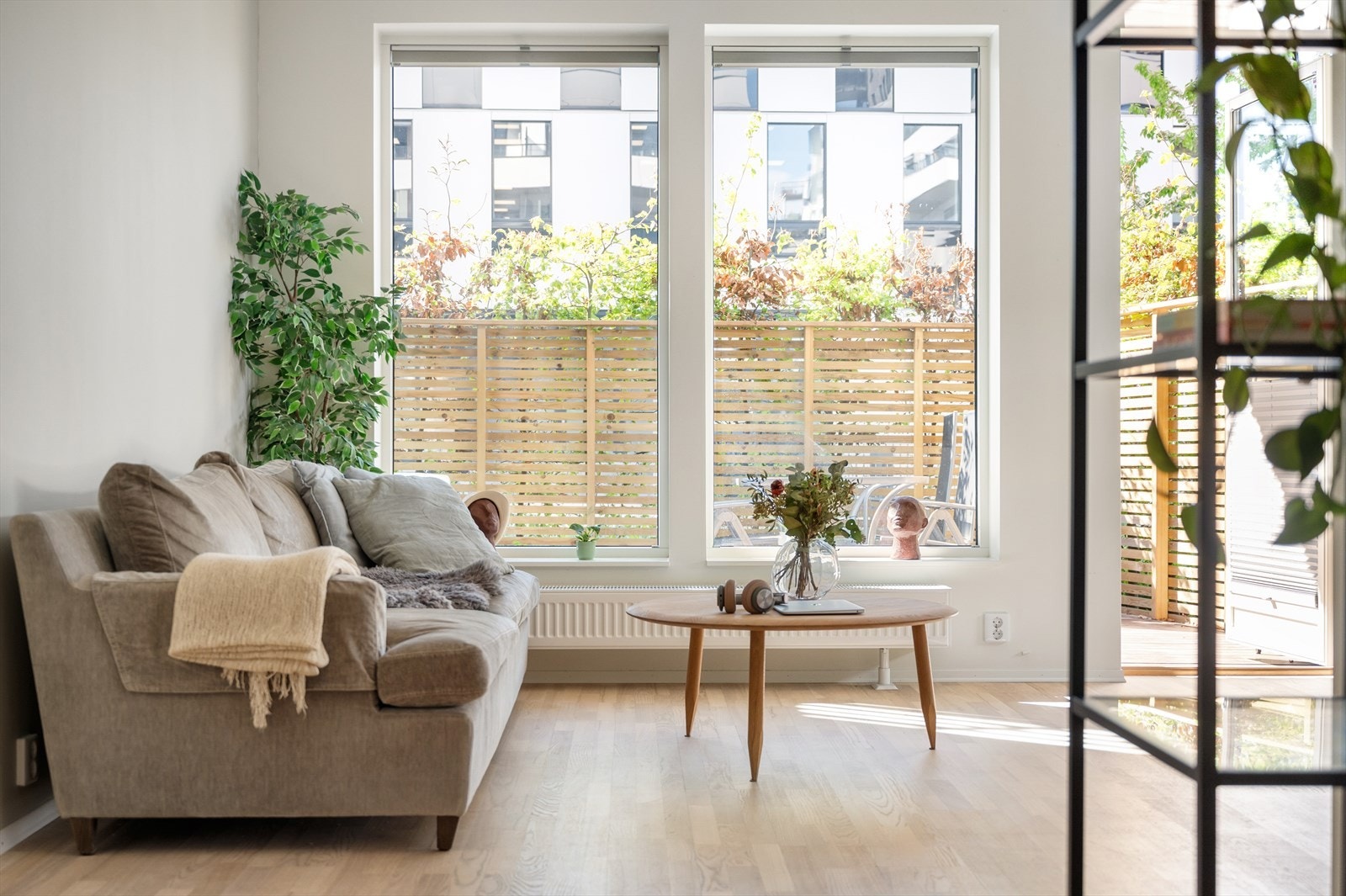 Med leiligheten følger også parkeringsplass med elbillader i lukket anlegg. Anlegget har multiparksystem (garasjeheis). Galleribilde