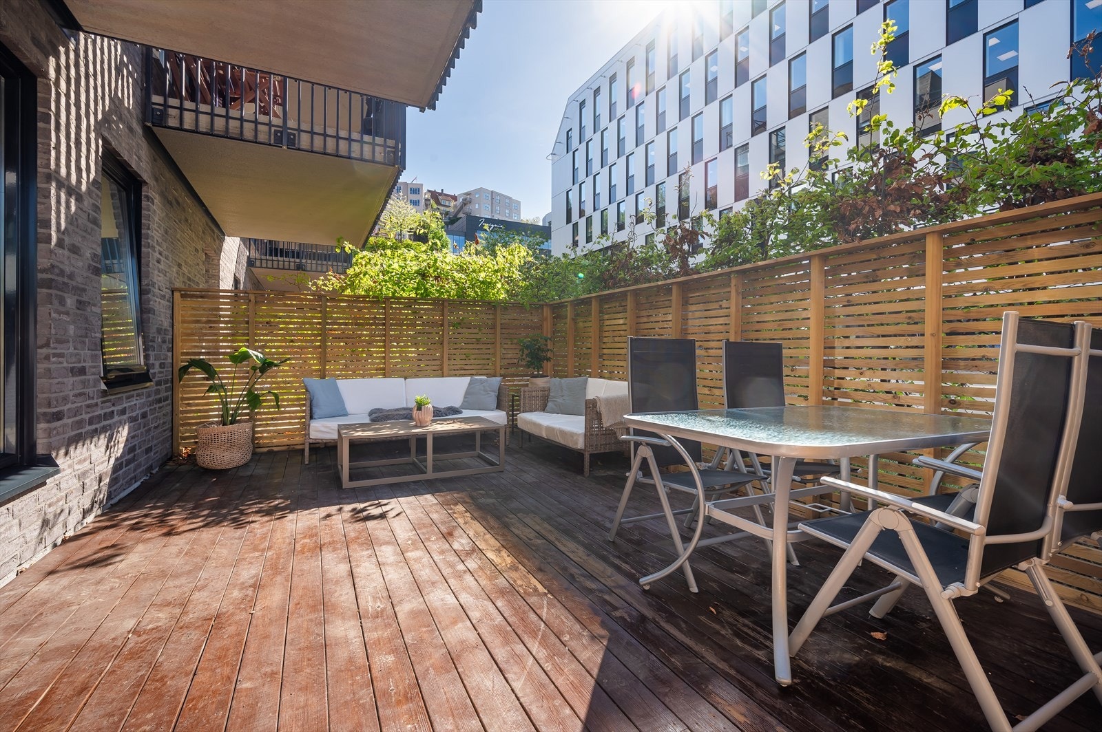 Her har du plass til det du måtte ønske av utemøblement. Galleribilde