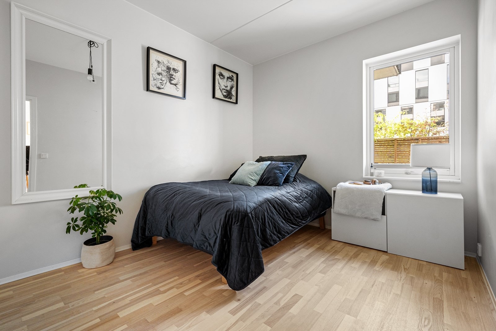 Et meget stort soverom med plass til stor dobbeltseng med tilhørende nattbord. Galleribilde