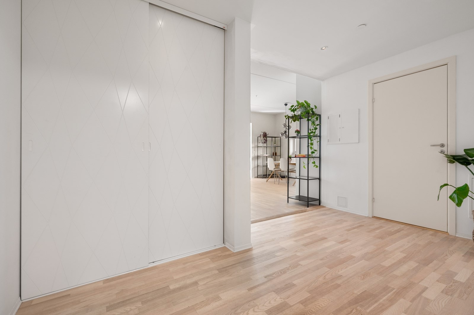 Skyvedørsgarderobe med god plass i entréen. Galleribilde