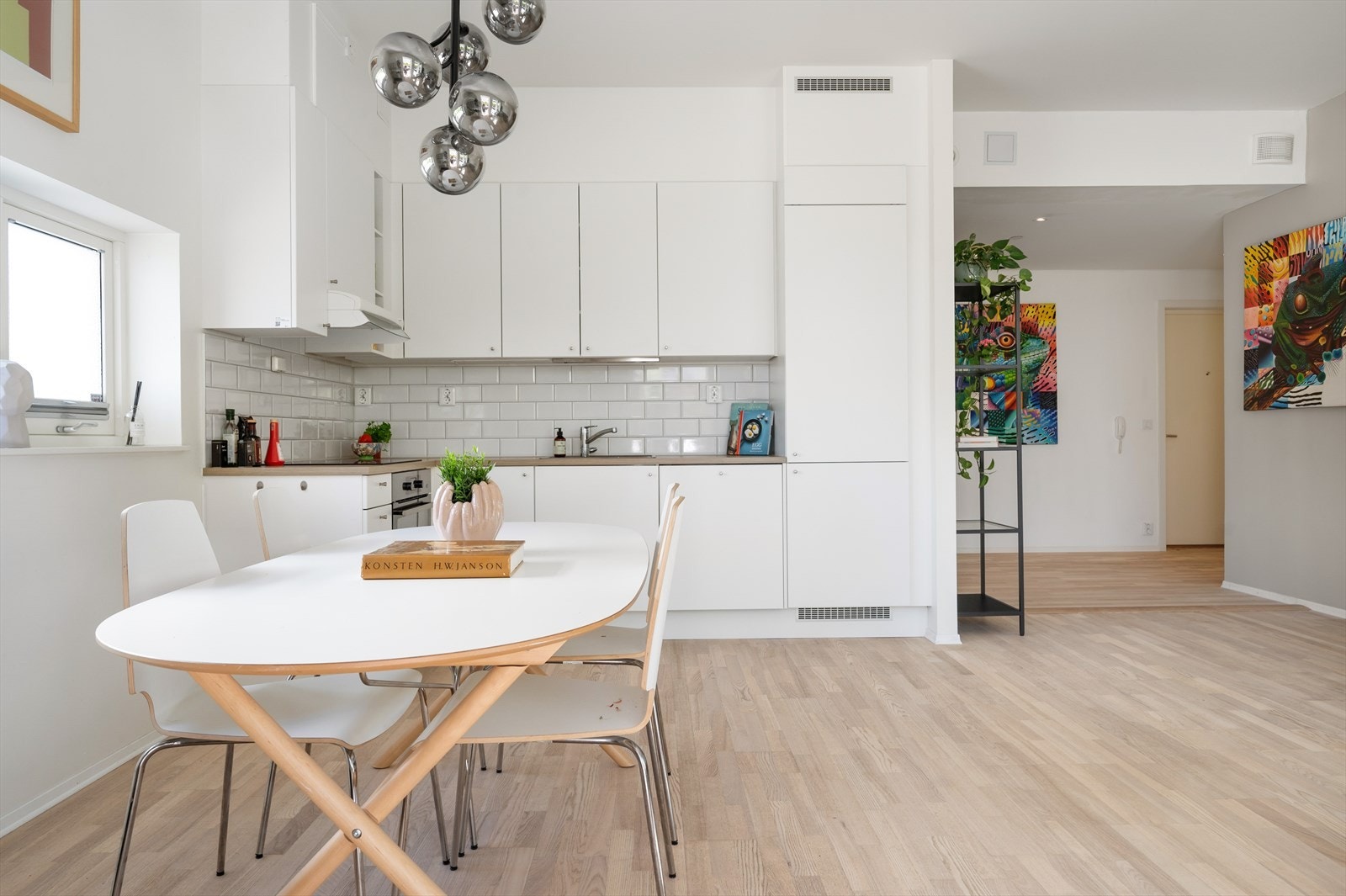 Kjøkkenet ligger i åpen løsning med stue. Galleribilde