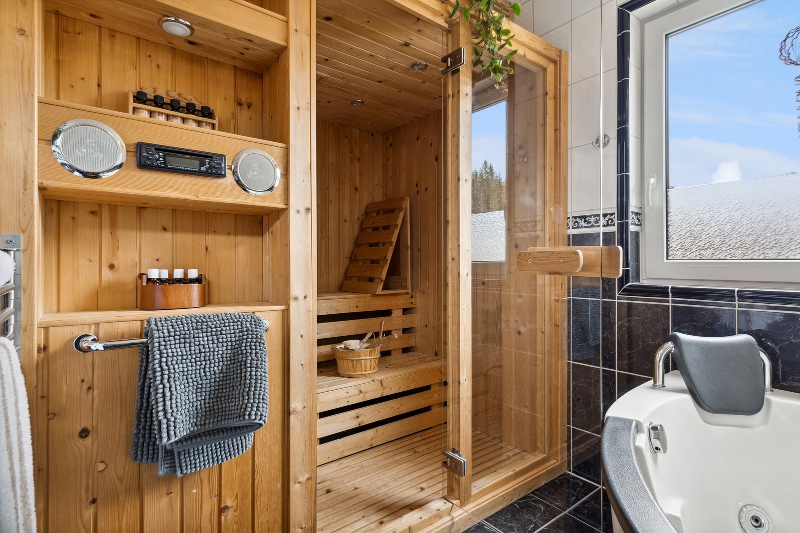 Badstue med sittebenker og radio. Galleribilde